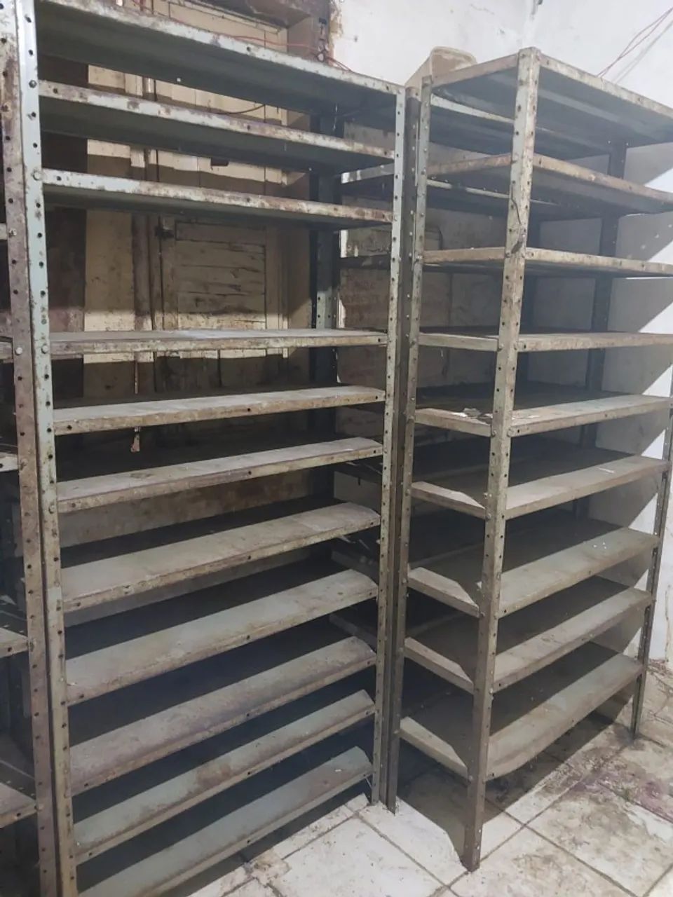 Prateleiras de ferro reforçadas - Foto 2
