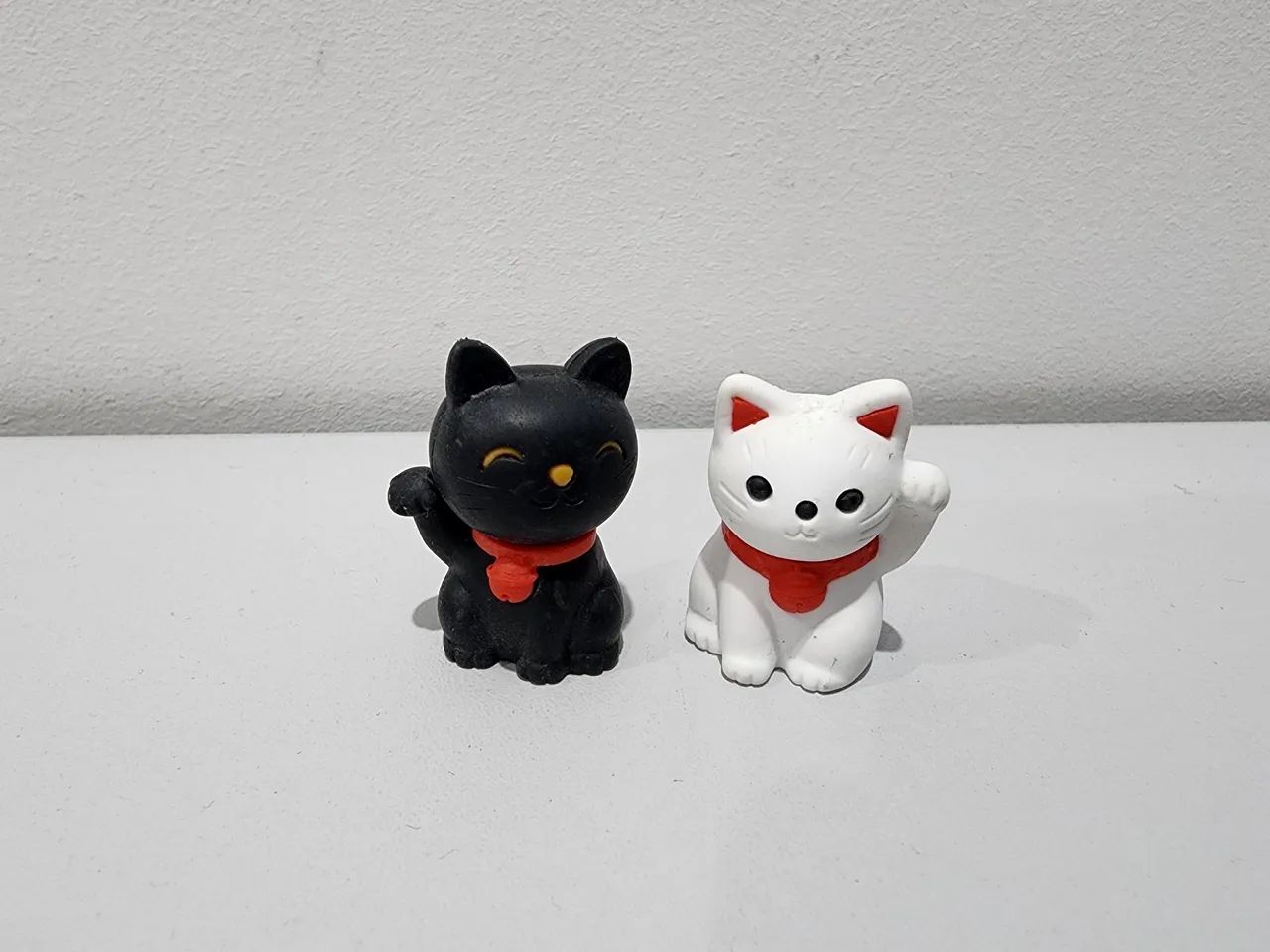2 Miniaturas Gatos da Sorte Maneki Neko - Par 3,5cm