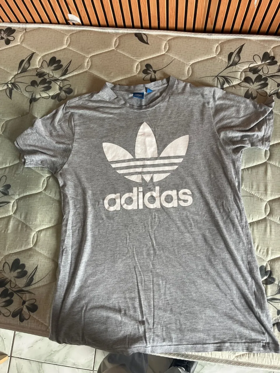 Camiseta Adidas Trefoil Cinza