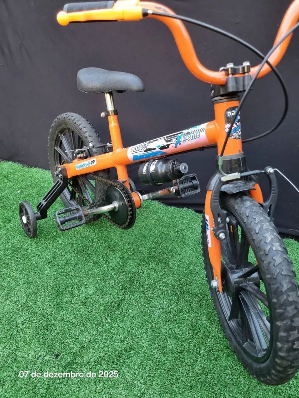 Bicicleta laranja infantil com rodinhas - Foto 2