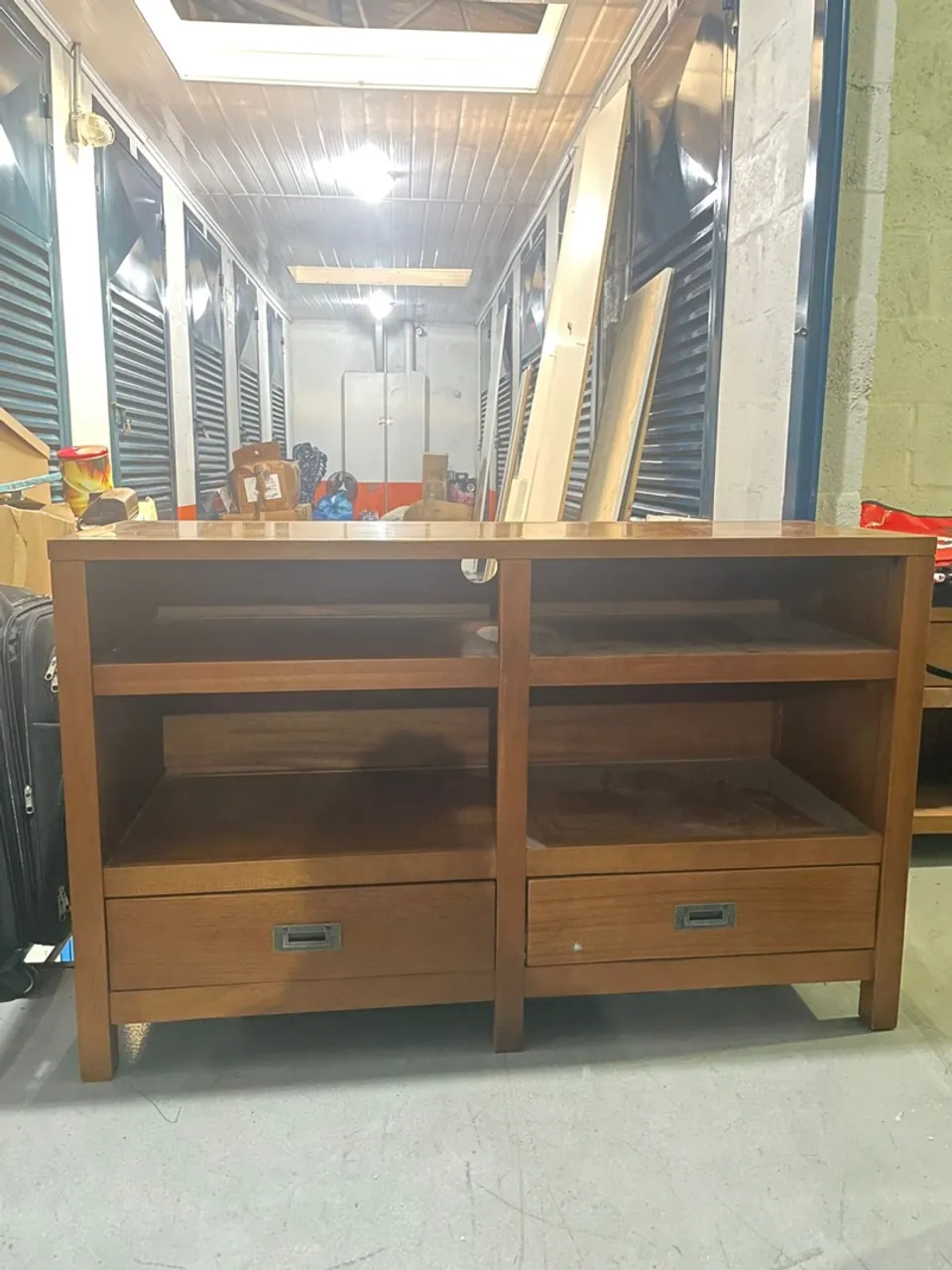 Rack de madeira maciça com gavetas e prateleiras
