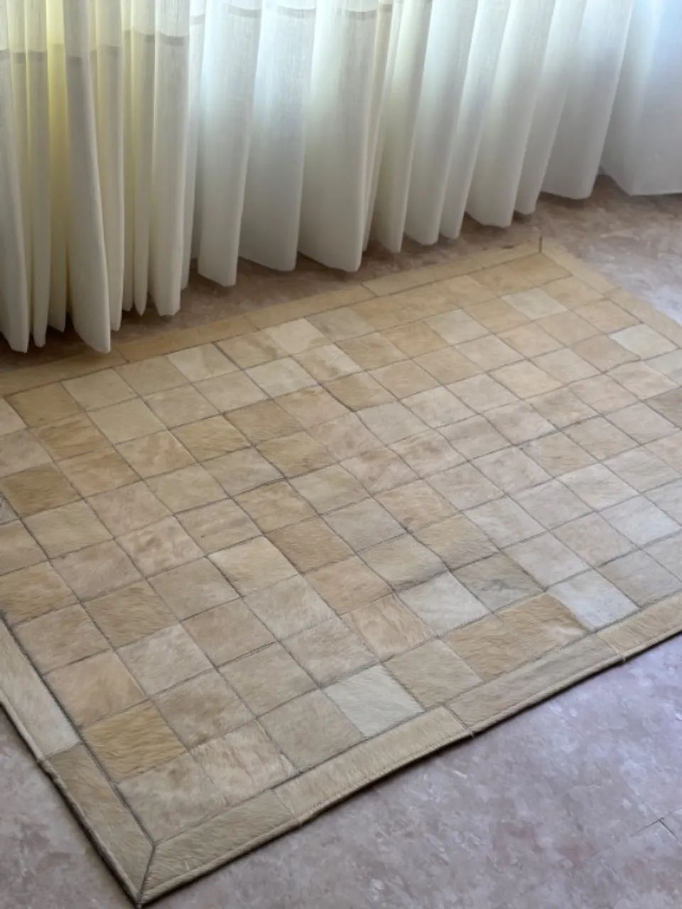 Tapete de couro bege