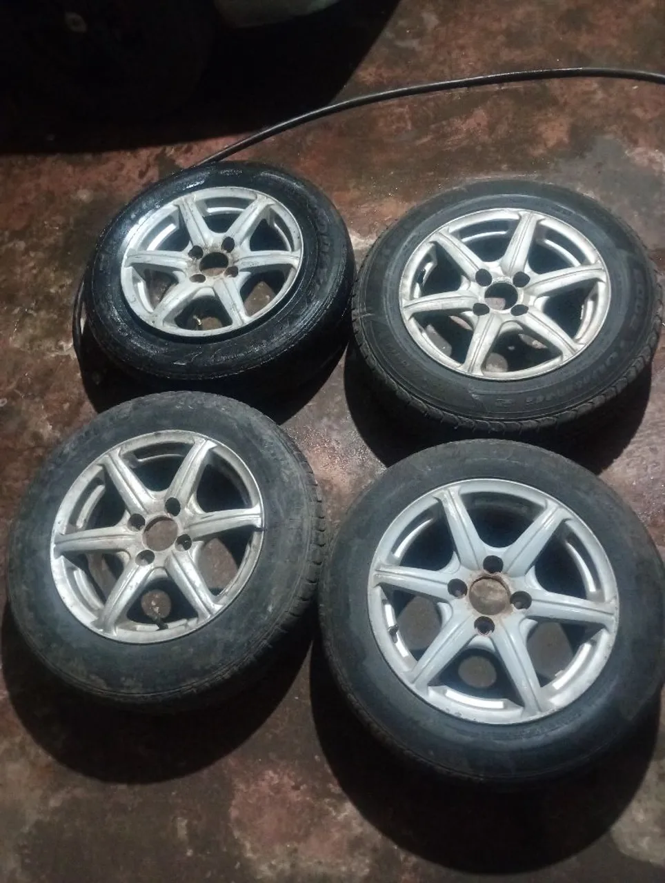 Rodas de liga leve com pneus Aro 14