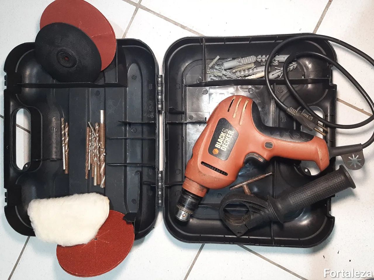 Furadeira Black & Decker com acessórios