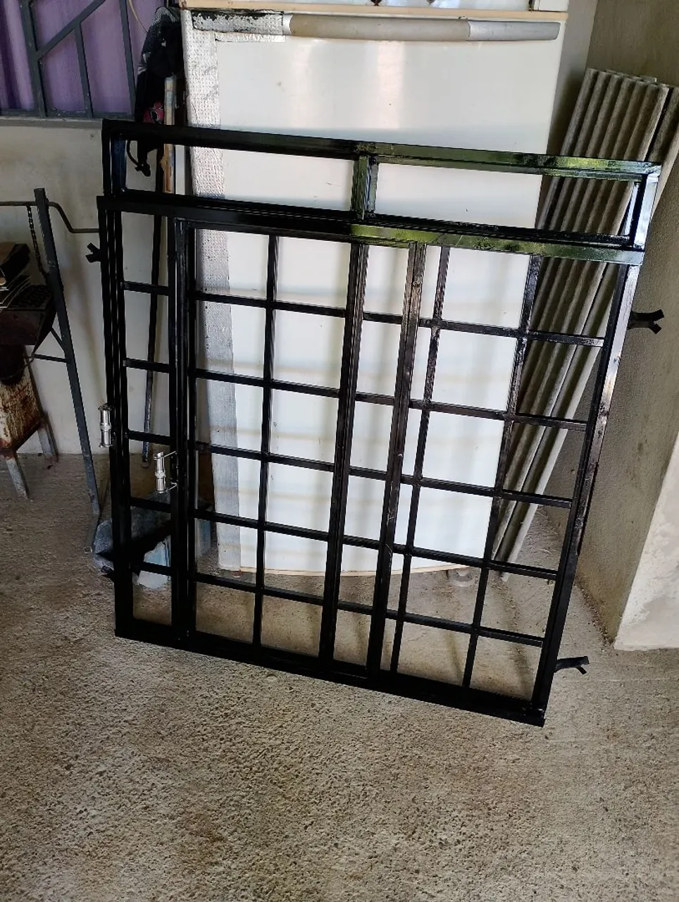 Janela de Aço com Grade de Proteção