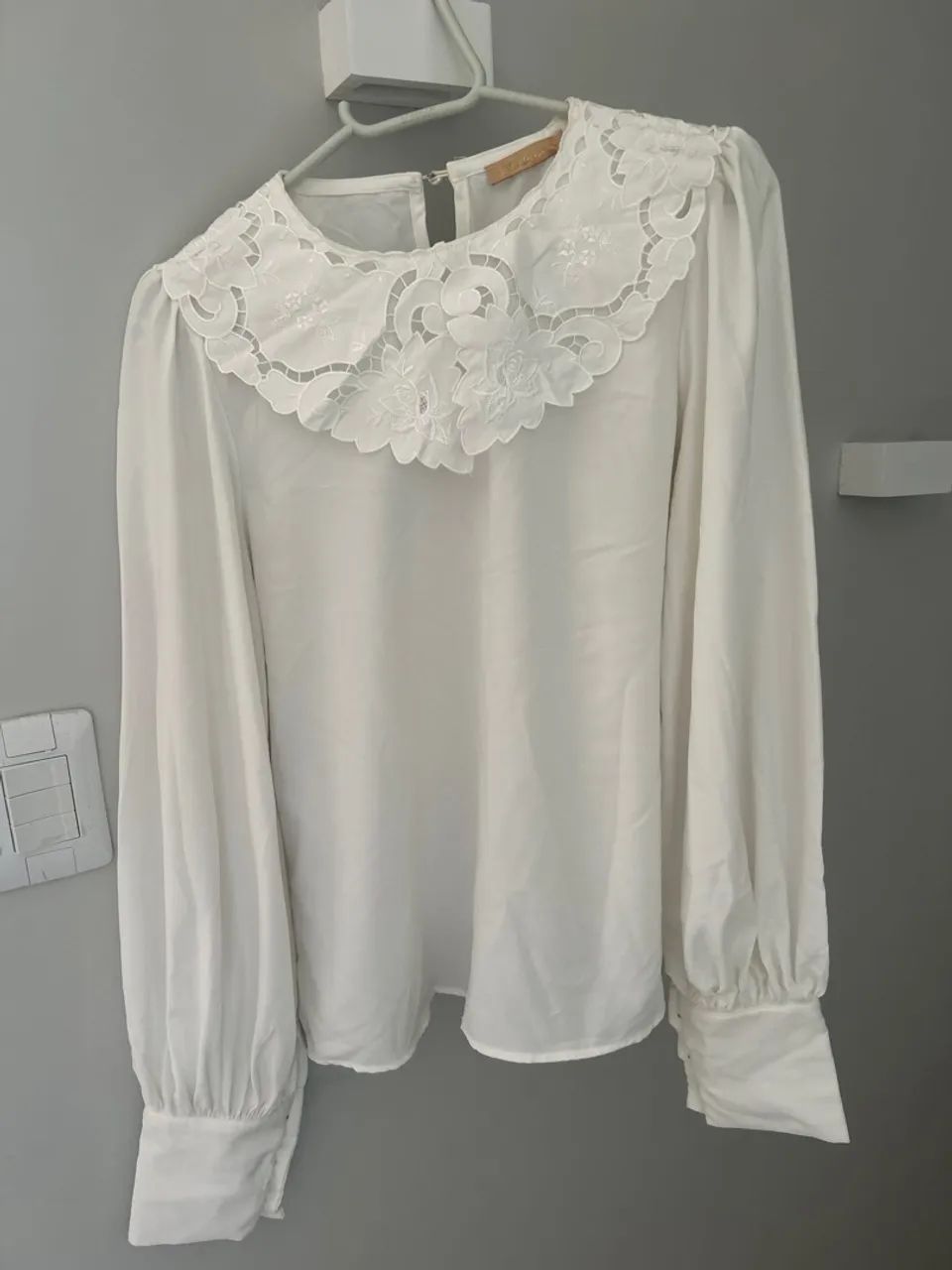 Blusa branca com gola bordada