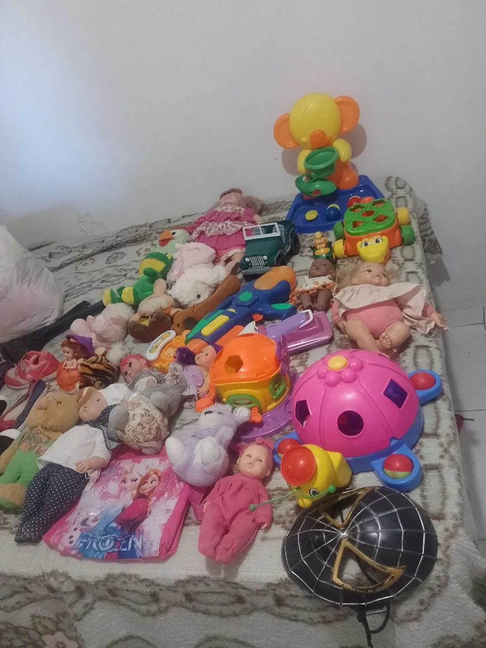 Lote de roupas e brinquedos