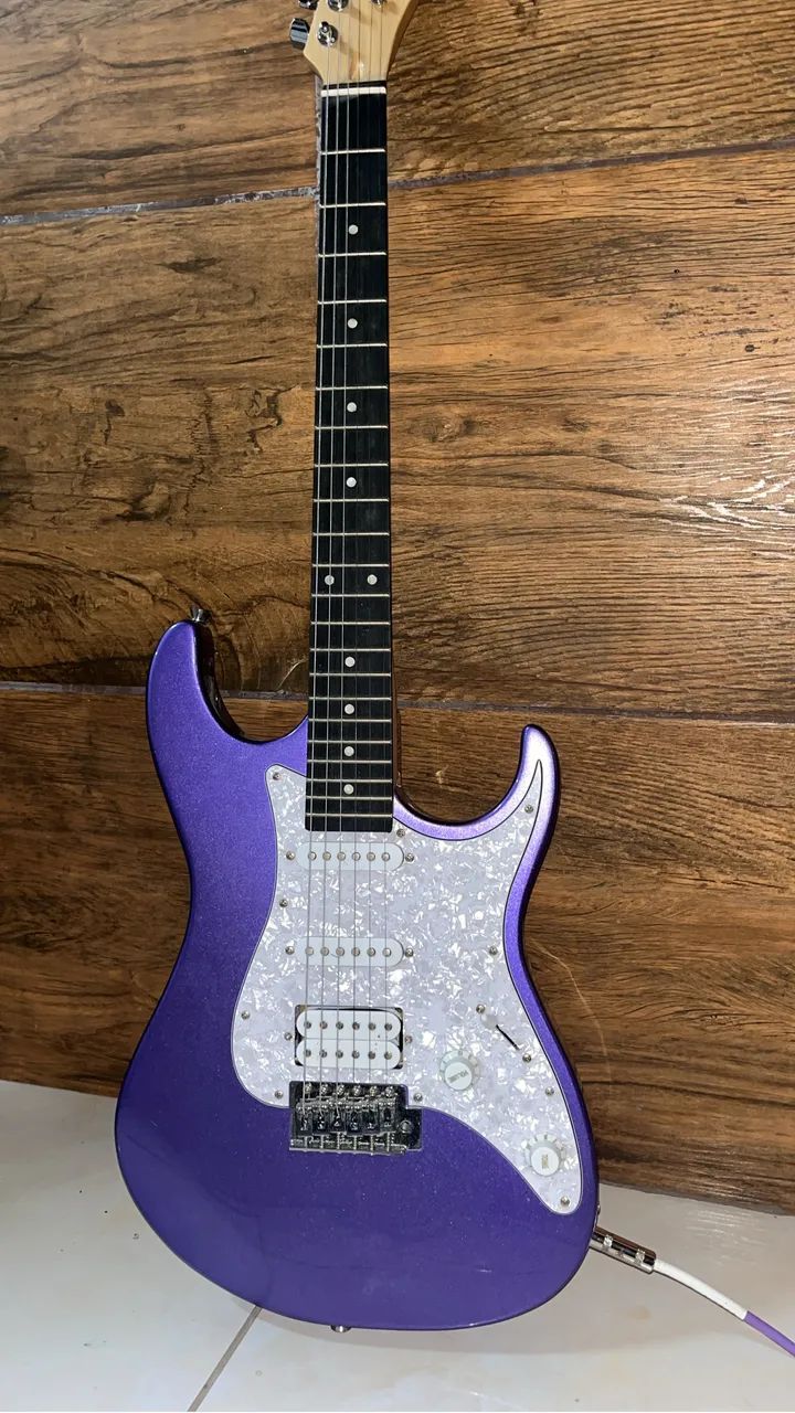 Guitarra roxa nova