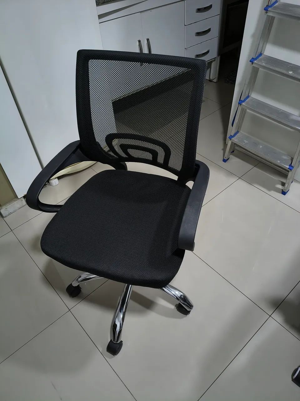 Cadeira de escritório praticamente nova
