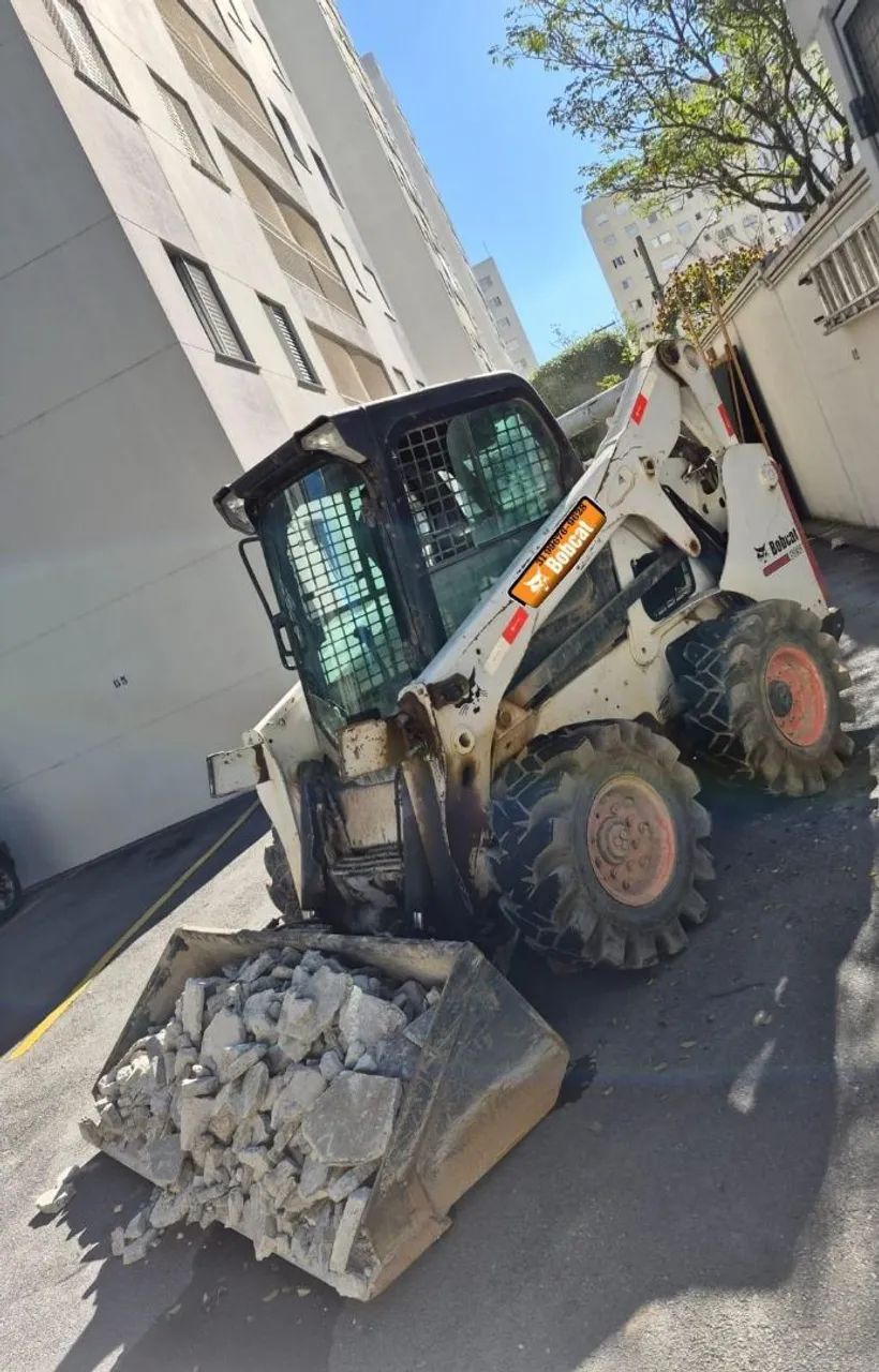 Mini Carregadeira Bobcat S650 cabinada  - Foto 2