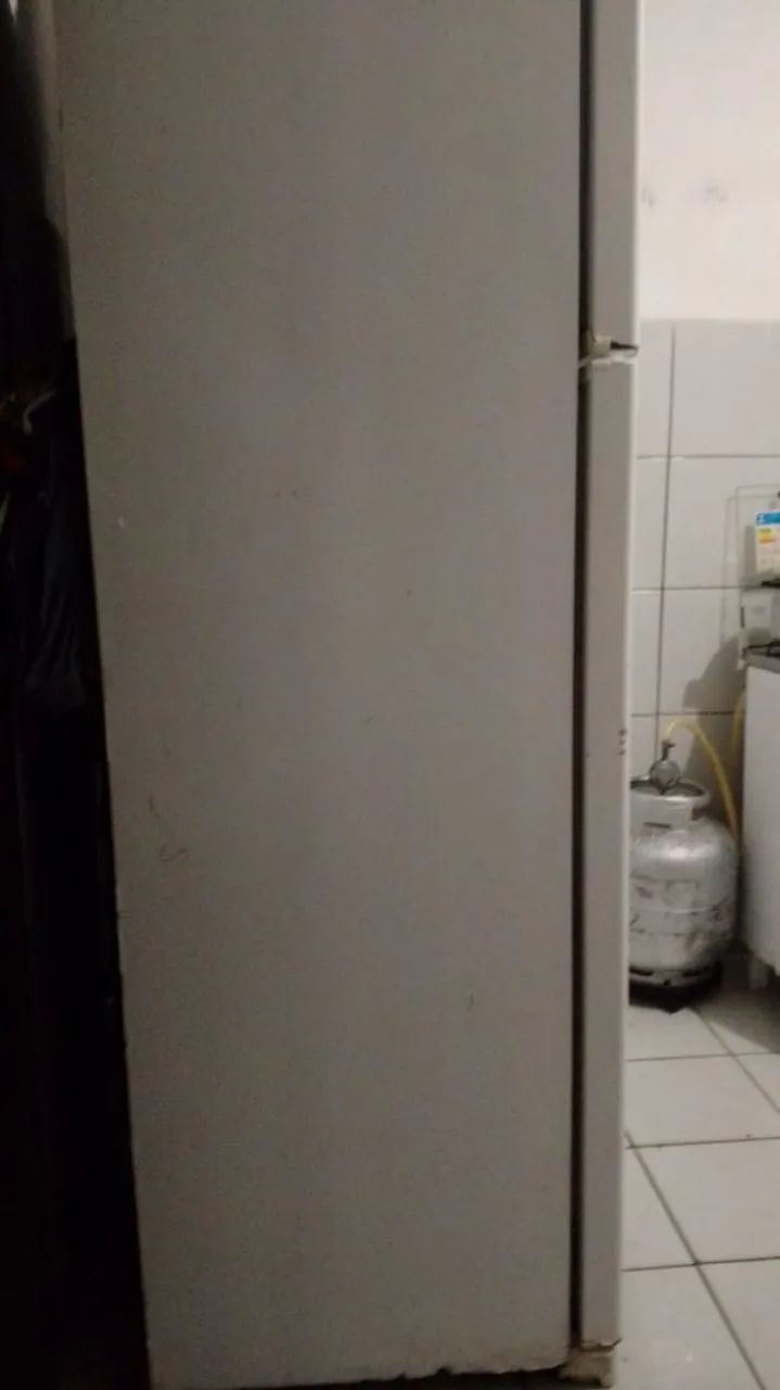 Vende-se geladeira semi nova funcionando perfeitamente preço a negociar  - Foto 2