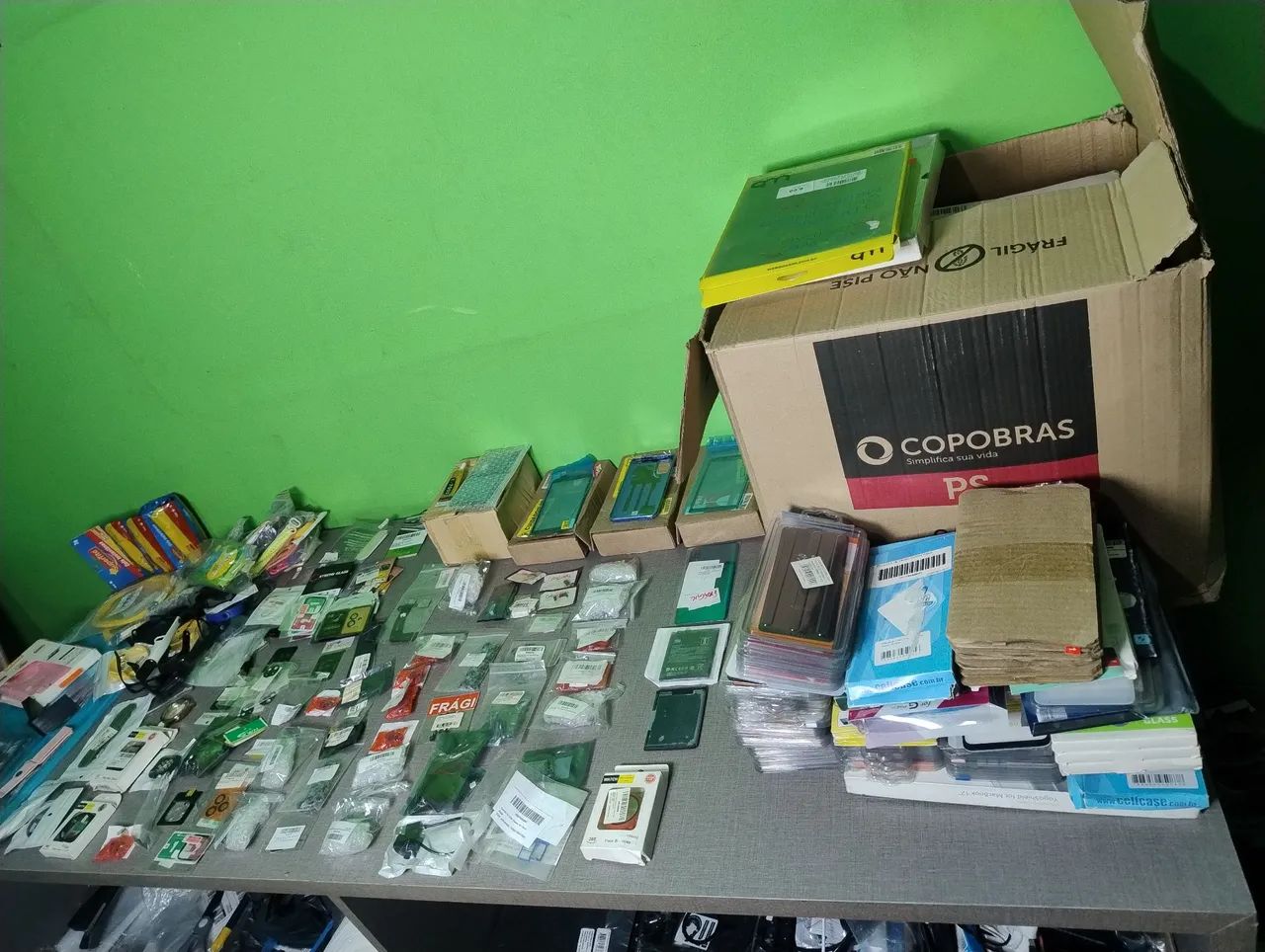 Lote com mais de 500 películas ,peças e acessórios para celular e relógio novos - Foto 2