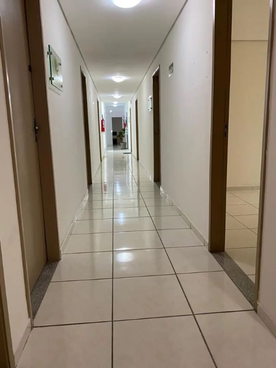 Sala com aproximadamente 15m² e 1 banheiro. - Foto 5