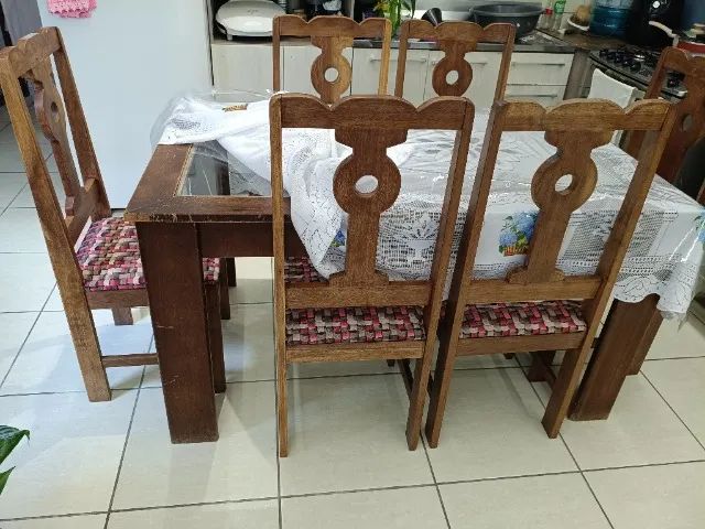 Mesa de madeira com 6 cadeiras  - Foto 4