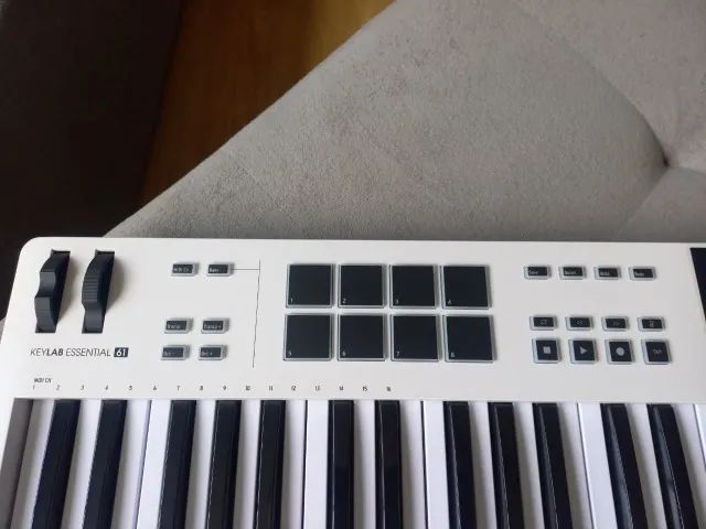 Controlador Arturia Keylab Essential 61 Branco - Foto 4