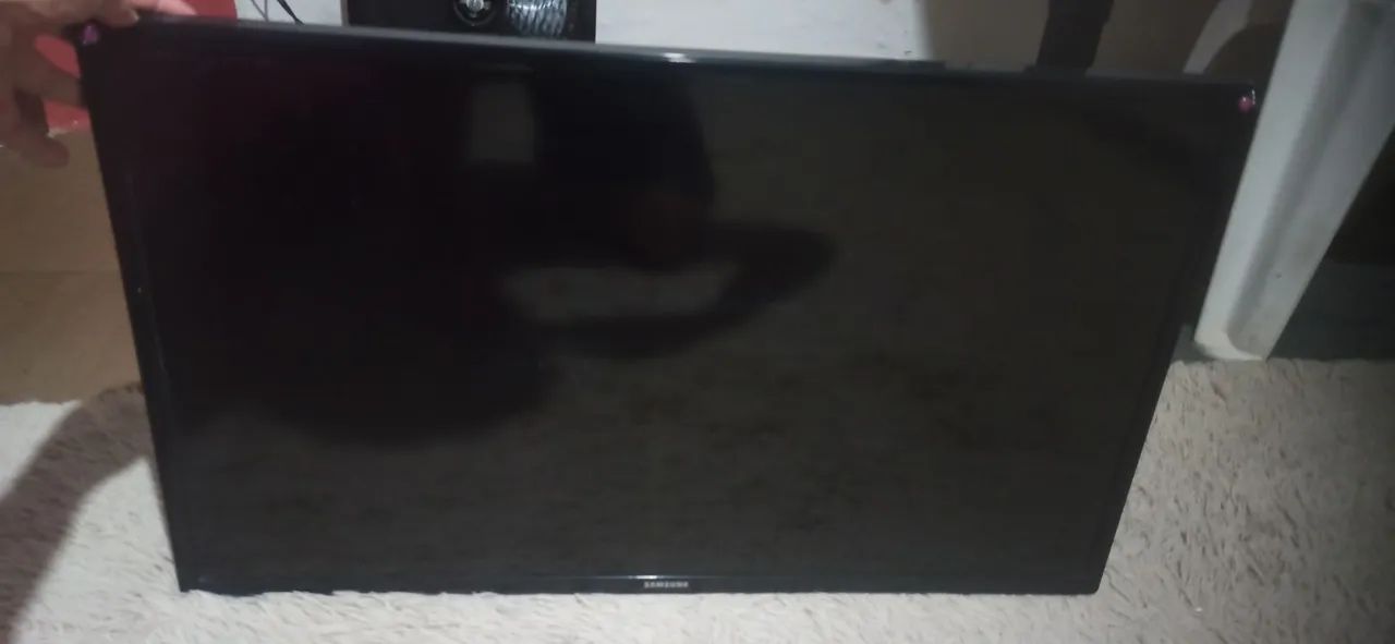 TV Samsung 32 Polegadas com um único defeito (acompanha base de apoio).