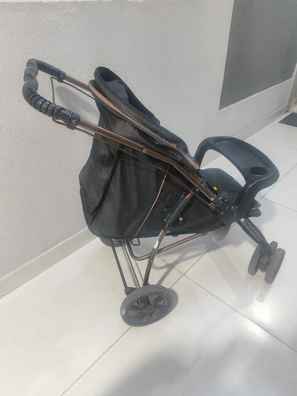 Vendo carrinho de bebê super conservado  - Foto 5