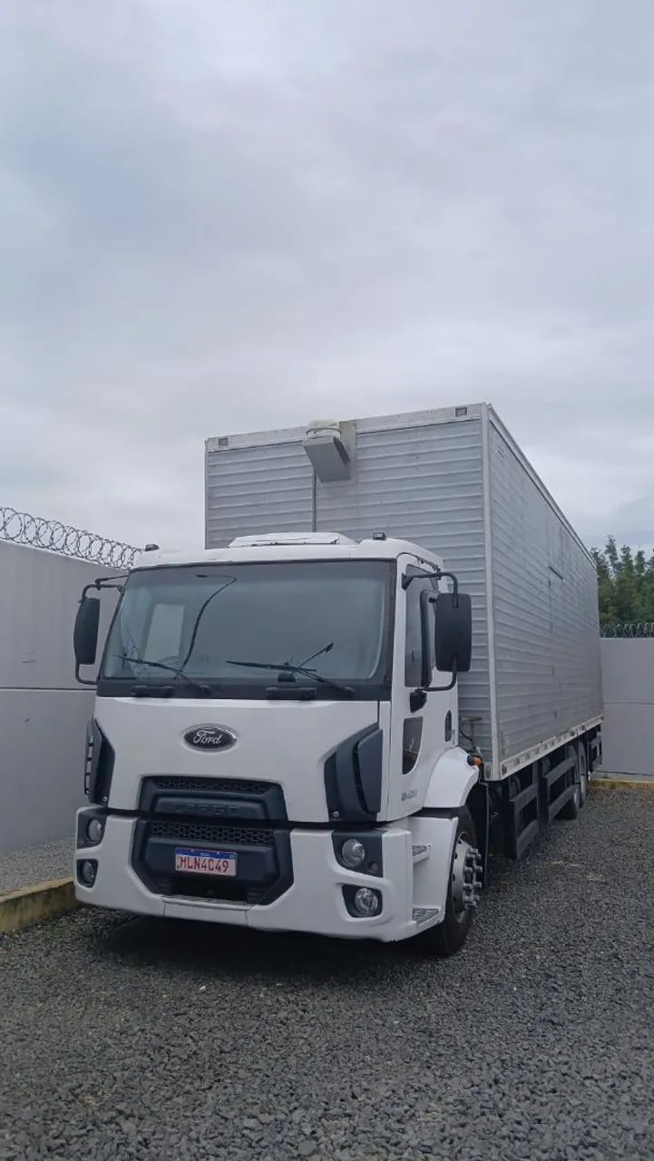 Ford Cargo 2428 - Baú 10 metros  - Foto 2