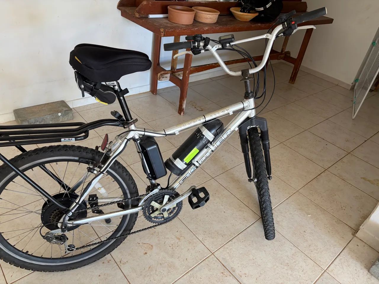 Bicicleta elétrica 350 W alumínio com 18 marchas usada