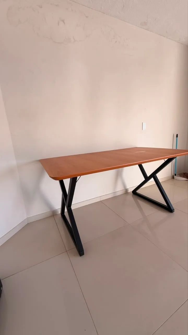Mesa de Jantar com Design Moderno - Semi Nova