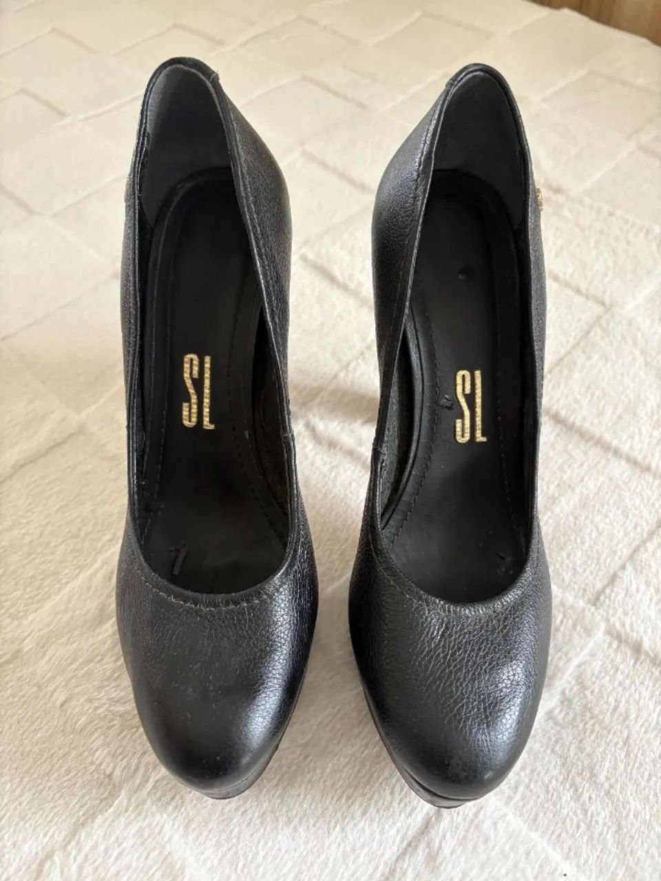 Scarpin preto Santa Lola, meia pata.