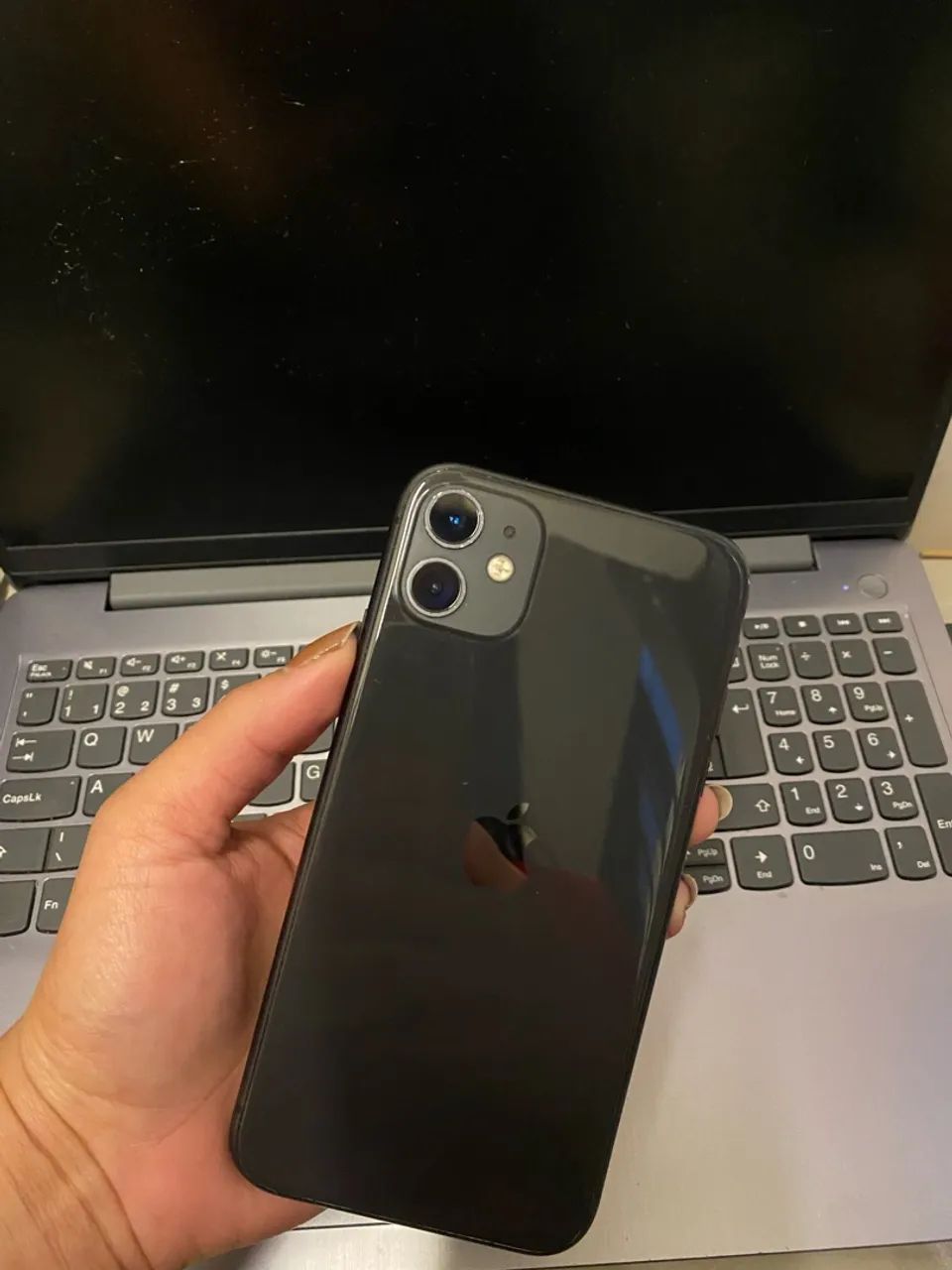 Vendo iPhone 11 preto funcionando perfeitamente 