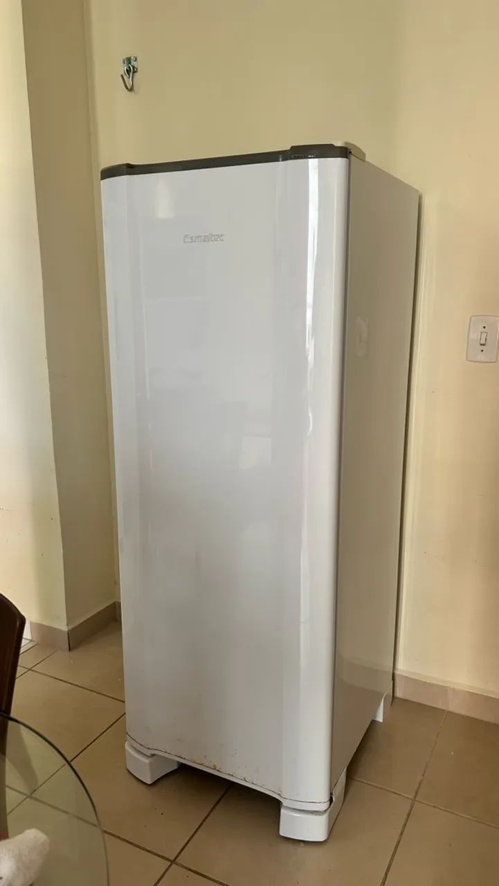 Geladeira ESMALTEC