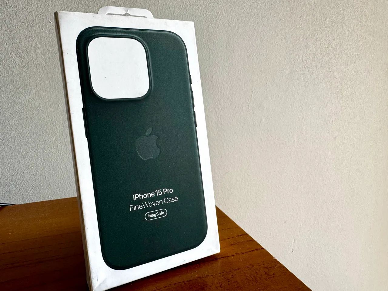 Capa Apple FineWoven com MagSafe para iPhone 15 Pro - Verde-perene