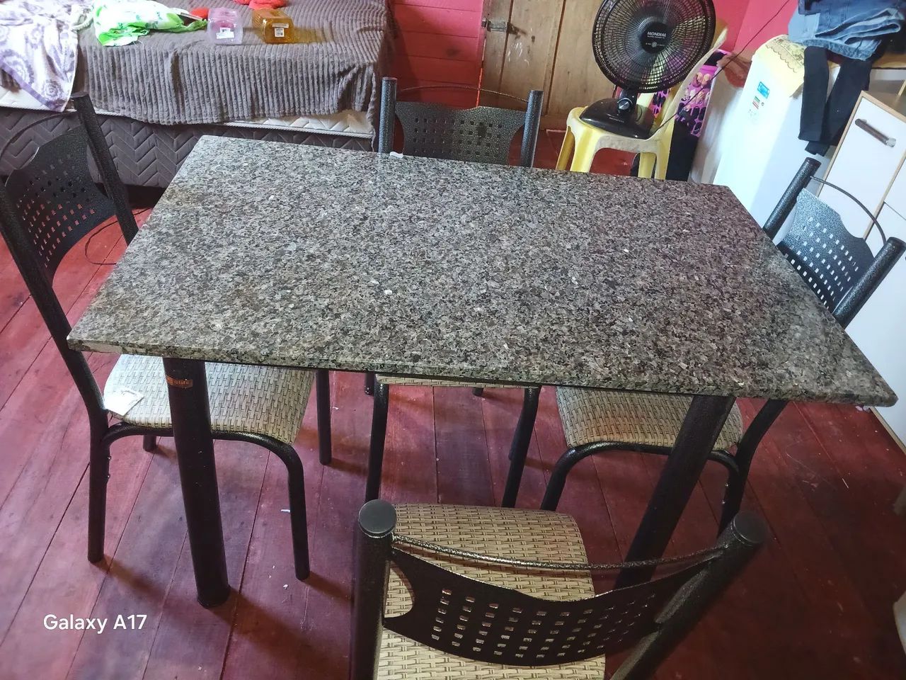 Vendo mesa de mármore nova menos de um mês de uso com documento 