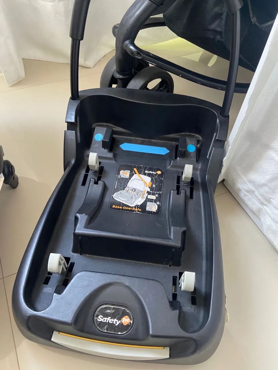 Carrinho com bebê conforto 