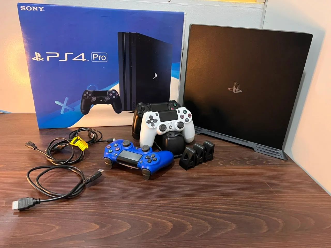 PS4 PRO COMPLETO - 3 CONTROLES + BASE CARREGADORA - Foto 5