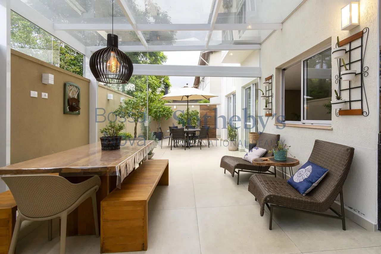 Casa com espaço gourmet em condomínio fechado