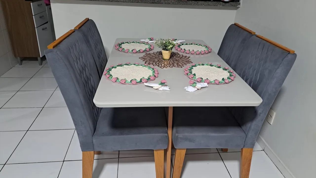 Mesa de jantar 4 cadeiras 