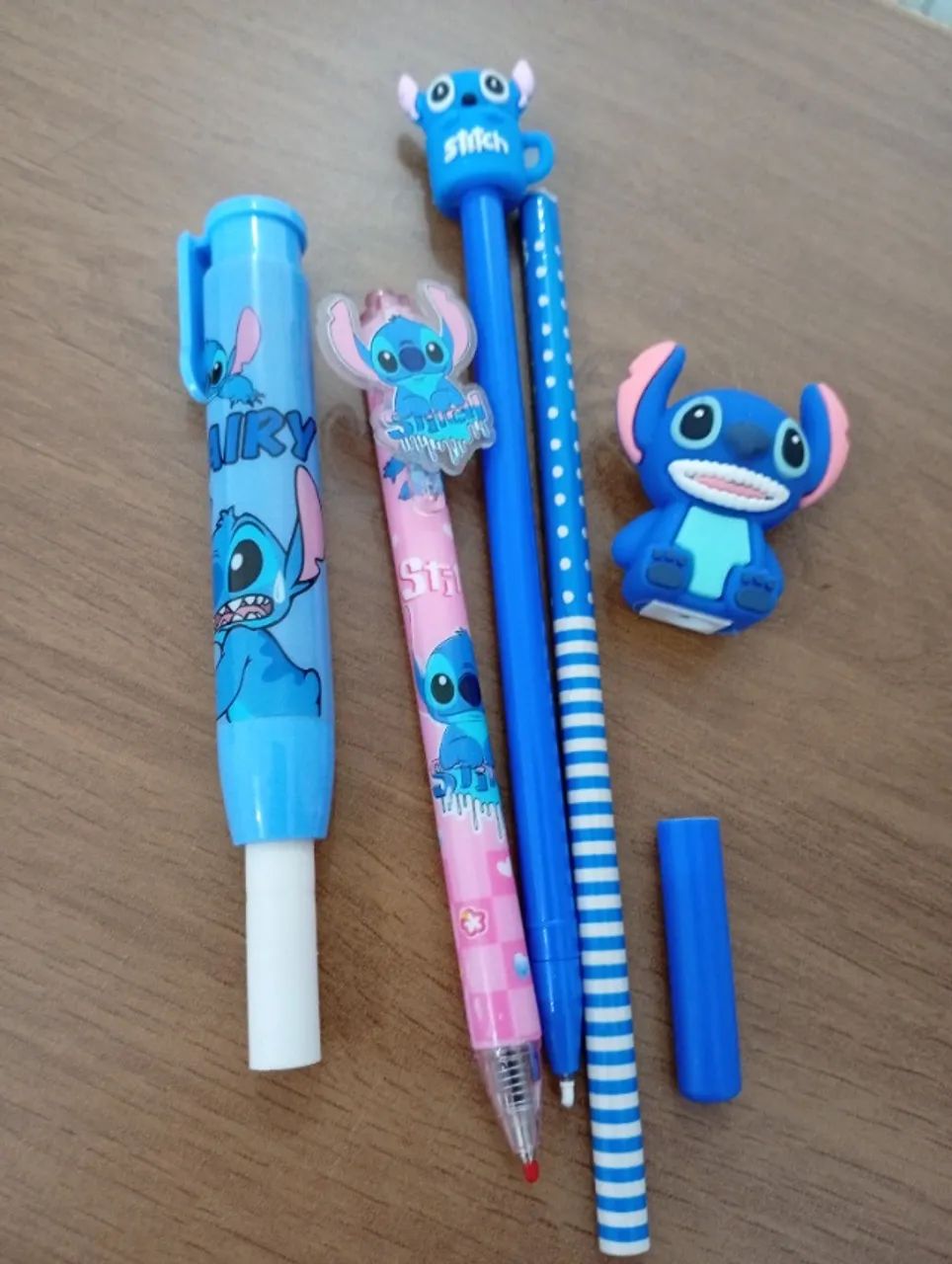 Stitch 5 itens com 2 canetas em gel, 1lápis, 1apontador e 1borracha retrátil  - Foto 3