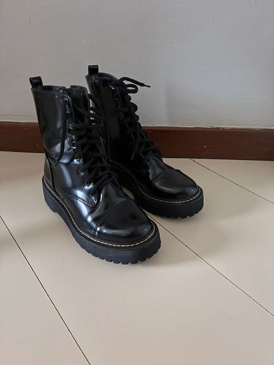bota coturno plataforma em verniz - Foto 2