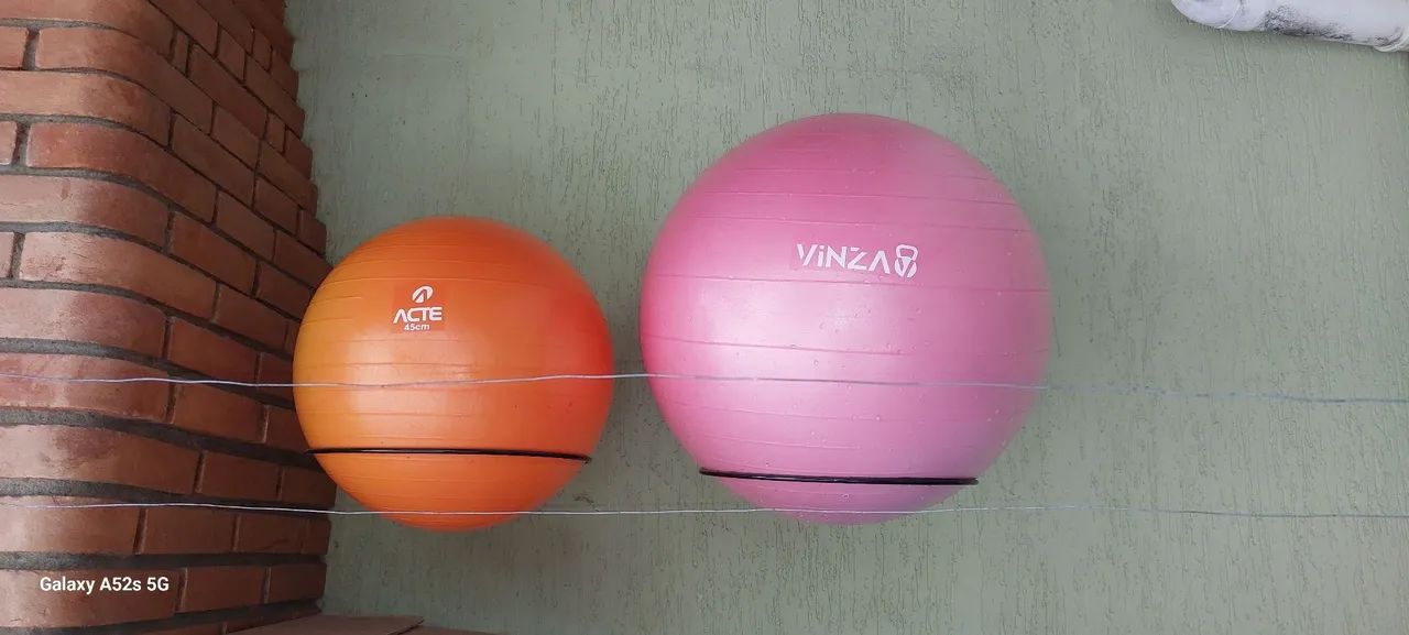 Kit 2 Bolas de Pilates 45 e 55cm + Suportes
