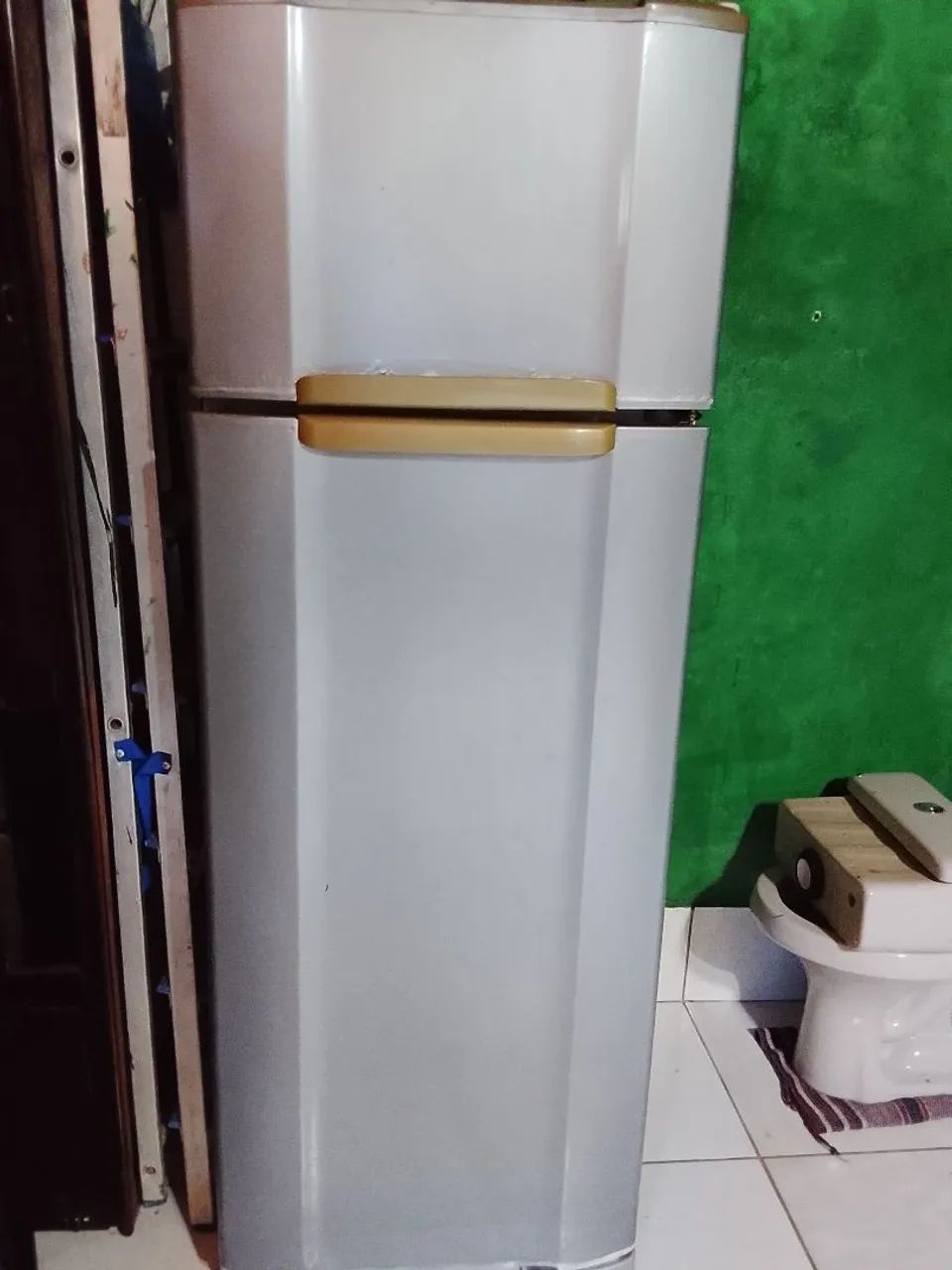 Vende se essa geladeira com defeito para mais informações só chamar *70