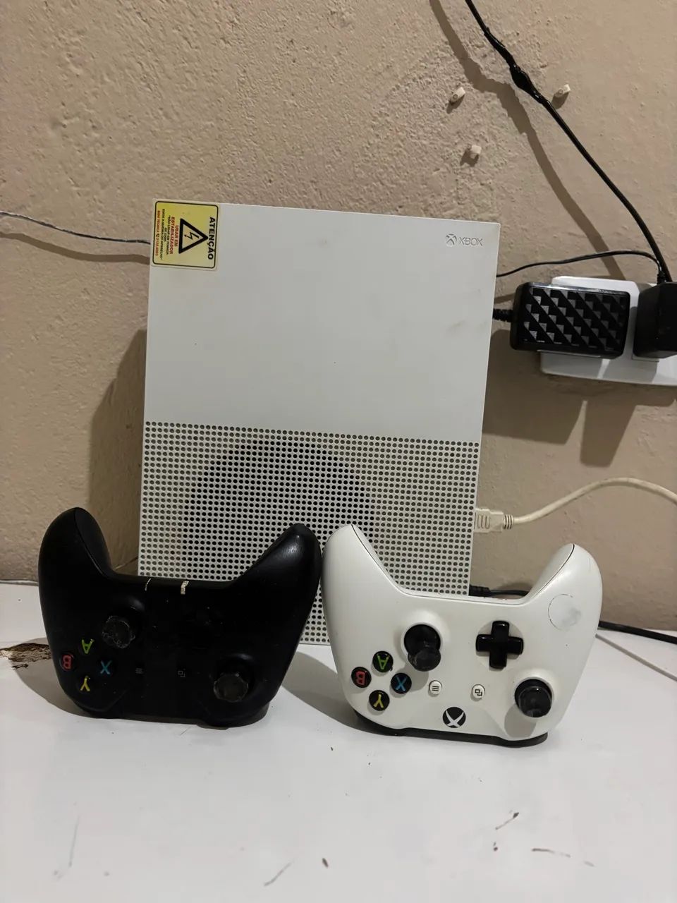 Xbox one 1T c 2 controles  - Foto 3