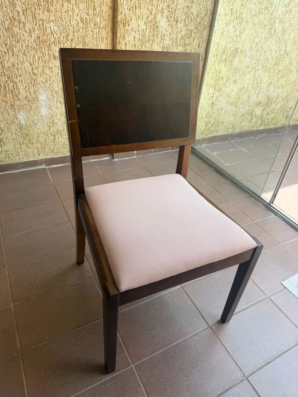 Mesa de vidro com base em madeira e 8 cadeiras  - Foto 4