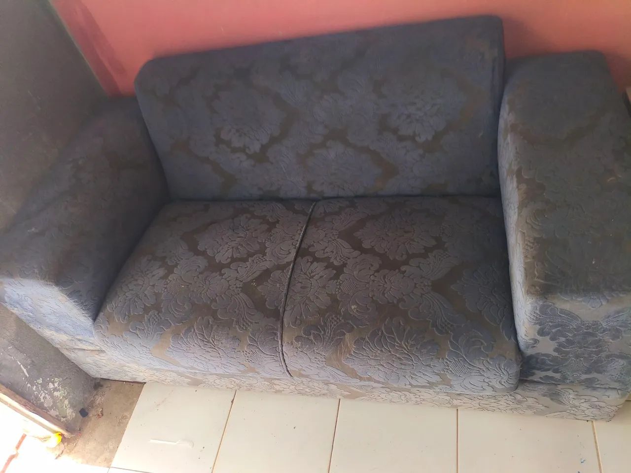 sofá Retrô 2 lugares no tecido veludo jacquard azul marinho  - Foto 5