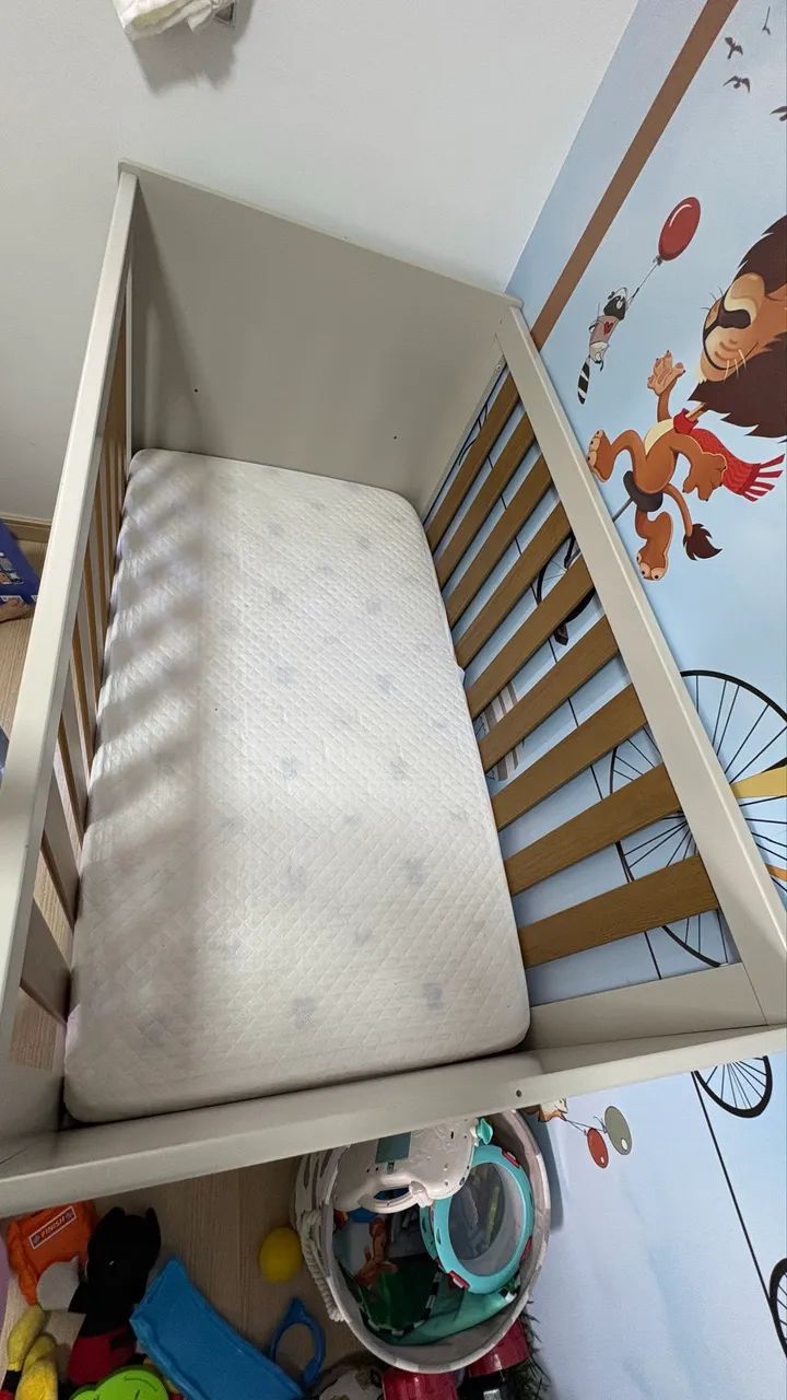 Quarto de bebê- berço, colchão, cadeira e mesinha - Foto 3
