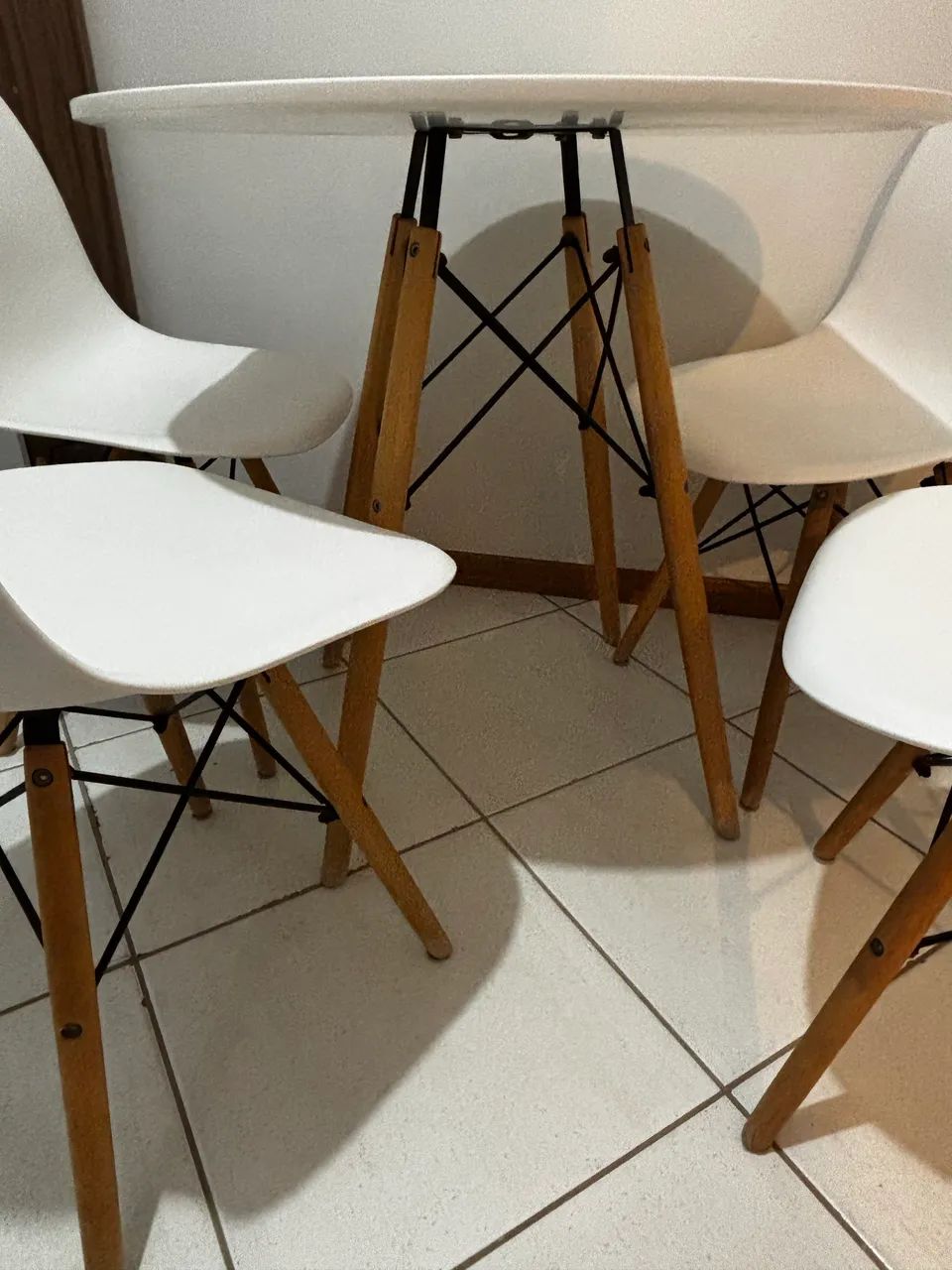 VENDO linda mesa com quarto cadeira  - Foto 3