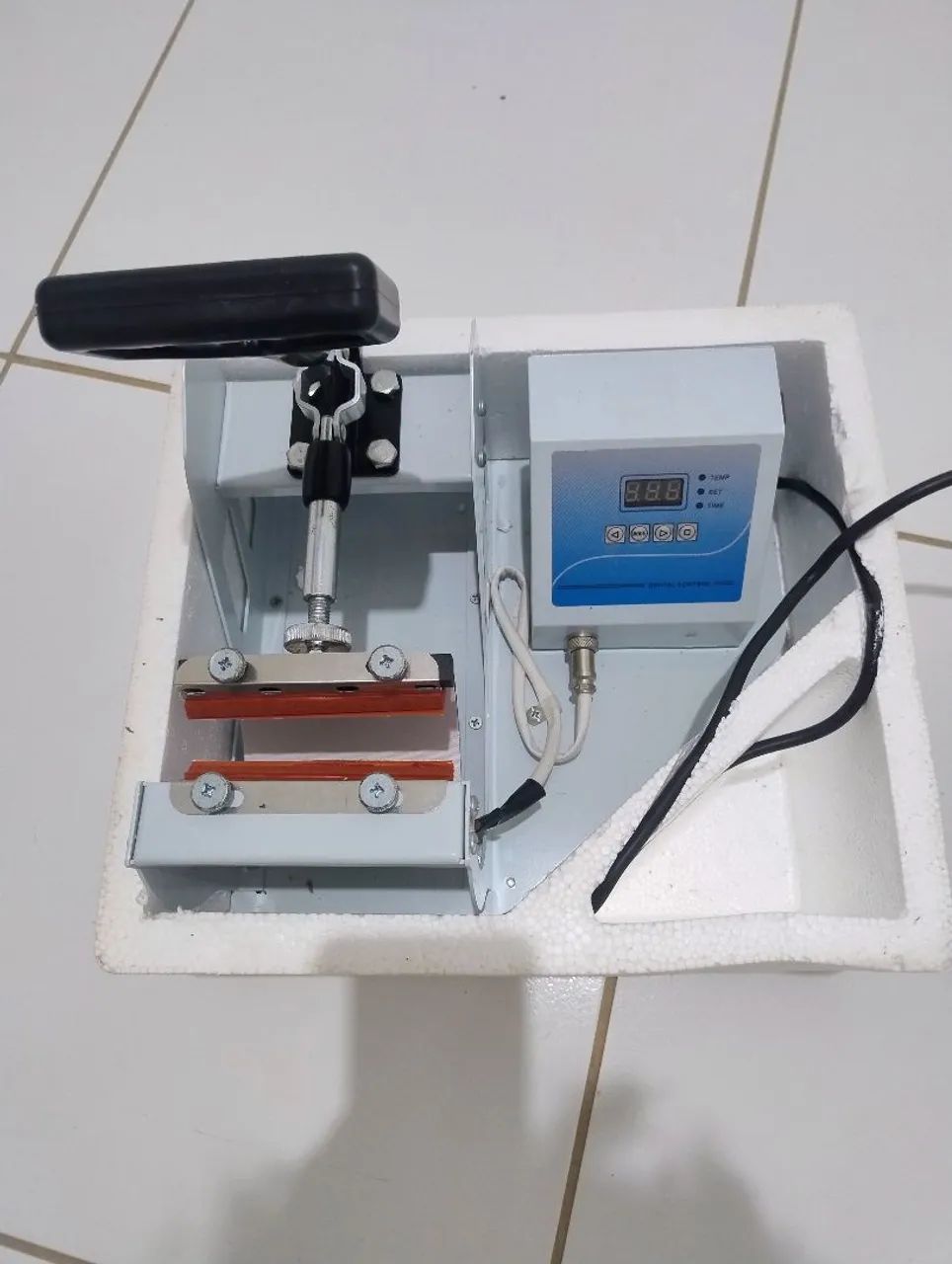 Máquina de estampar caneca