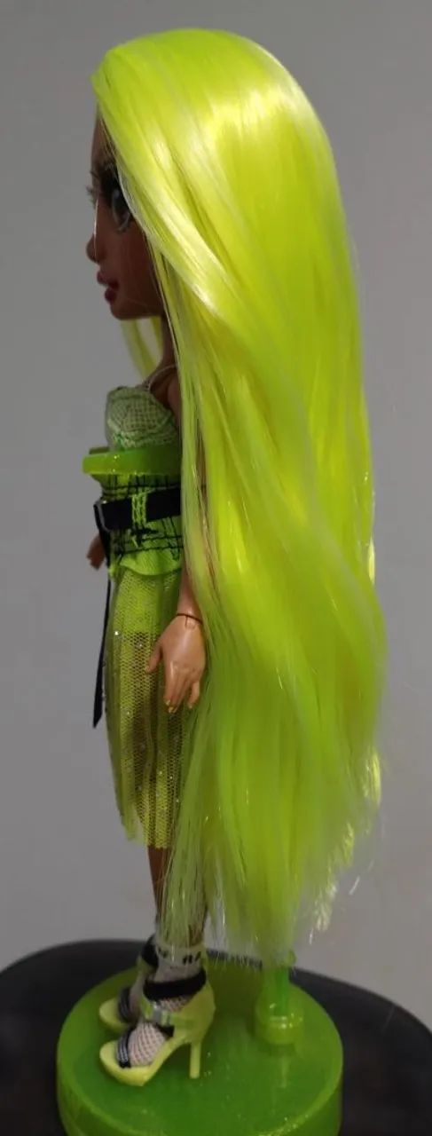 Boneca Rainbow High Karma completa. Leia descrição  - Foto 5