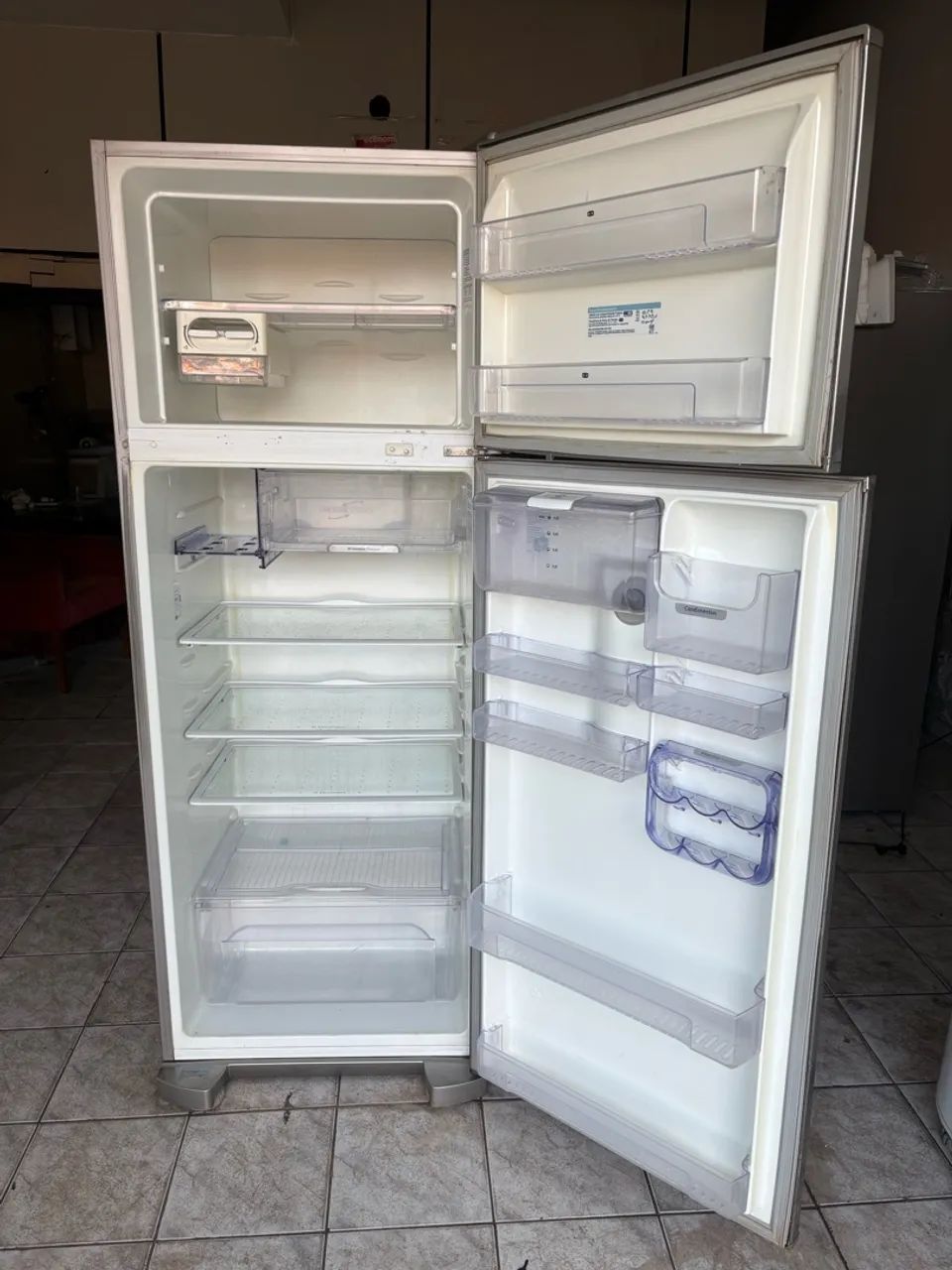 GELADEIRA DUPLEX ELETROLUX INOX FUNCIONANDO PERFEITAMENTE!!! - Foto 4