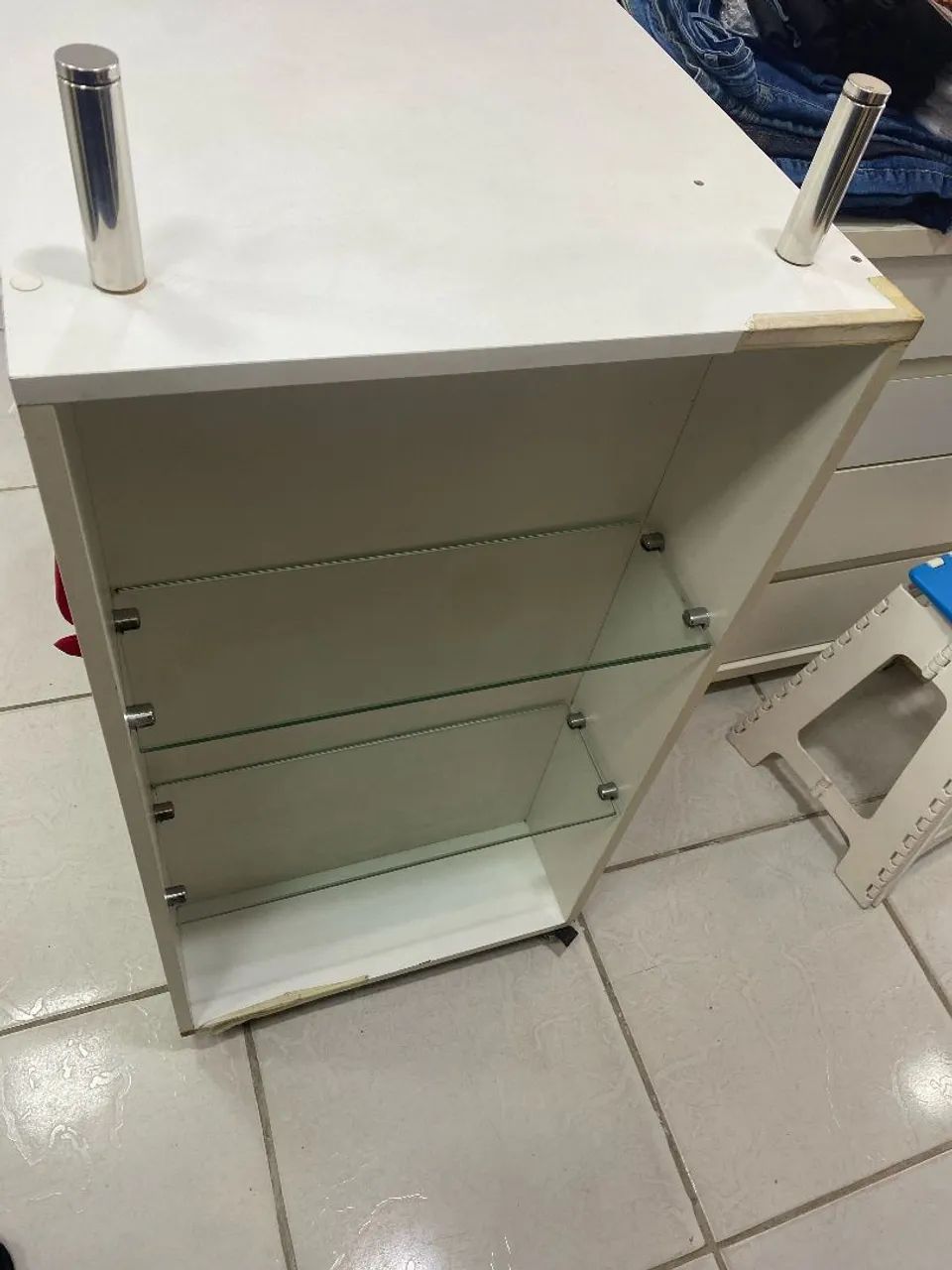 Expositor de roupas em MDF ( POSSUI UMA TAMPA DE VIDRO) - Foto 2