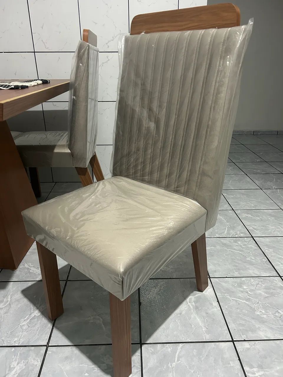 CONJUNTO DE MESA COM 4 CADEIRAS 465546556568381441