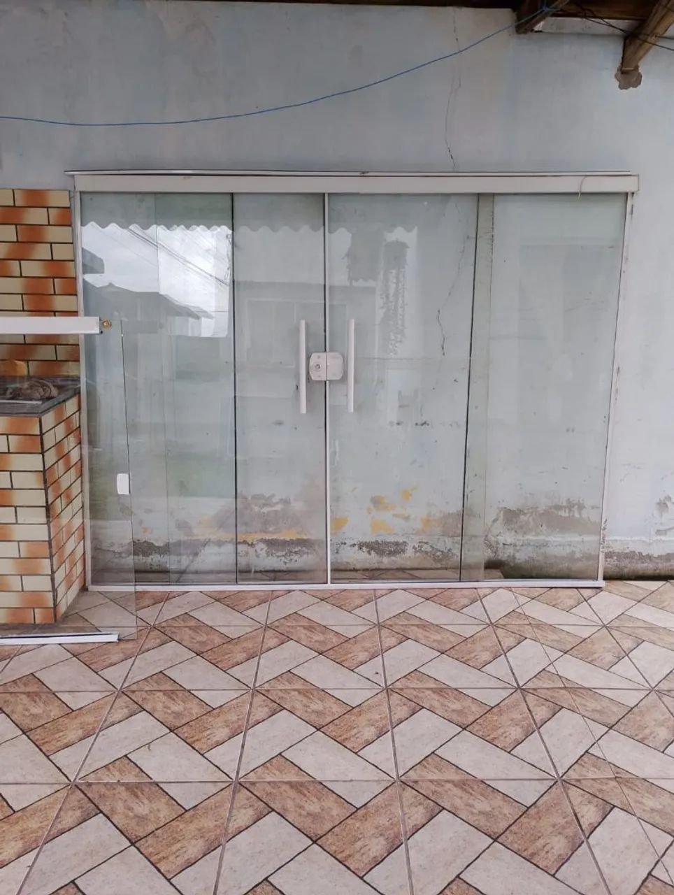 Porta e janela<br> de largura tem 2,60 e de altura 177 cmm.