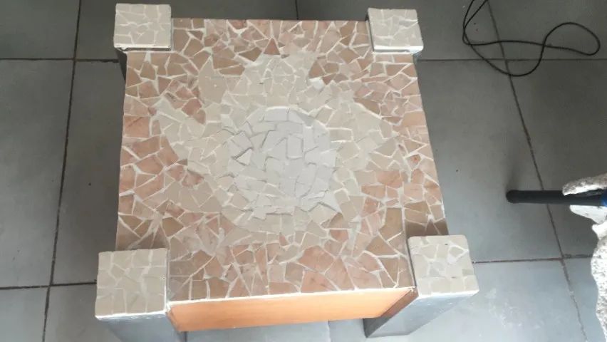 mesa de centro com mosaico