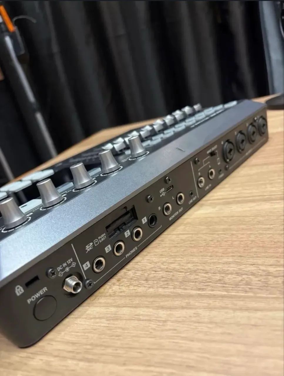 Mesa Tascam Mixcast 4 - Foto 5